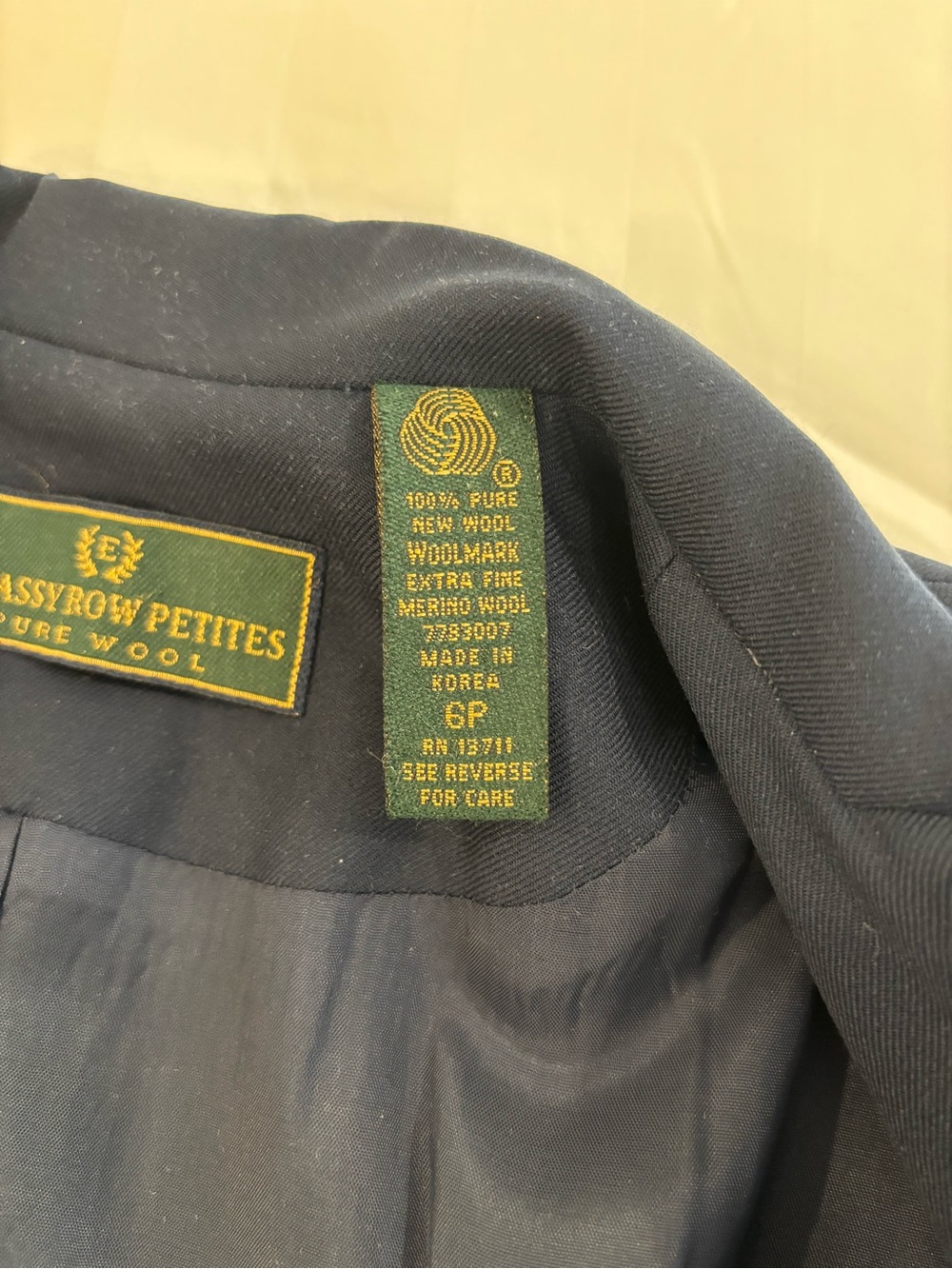 Embassy Row Vintage Wool Navy Crest Single-Breasted Women's Blazer - Picture 5 of 7